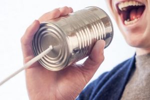 電話で好印象を与えるには、声に笑顔を持たせる